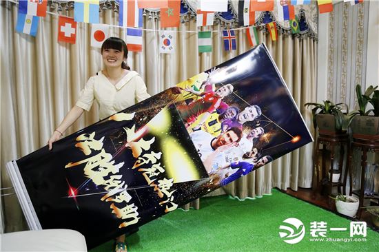 精心装扮房间打造了“世界杯”版的看球客厅