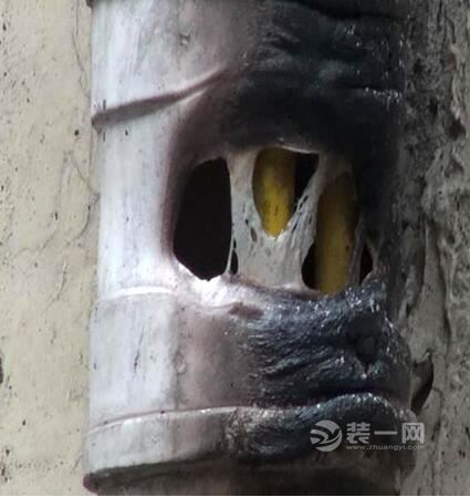 郑州一家属院飞线引火灾 燃气管道被烧老人救火防爆炸