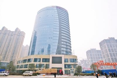 郑州自贸区建设最新消息 服务中心白灰色调简约装修