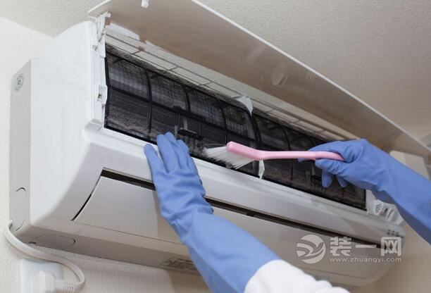 空调清洗还分内外机？郑州一女子清洗室外机被另收钱
