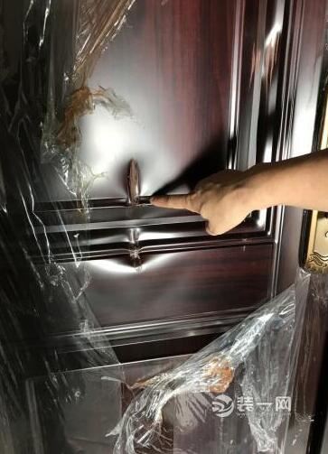 窝心！郑州一小区业主头天交房准备装修 第二天被砸