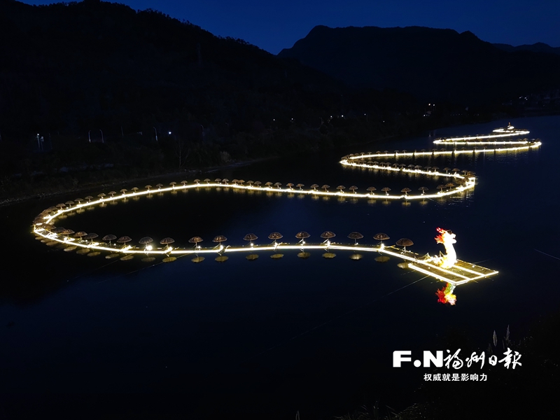 福州连江：千米巨龙卧溪 非遗铁花绽放