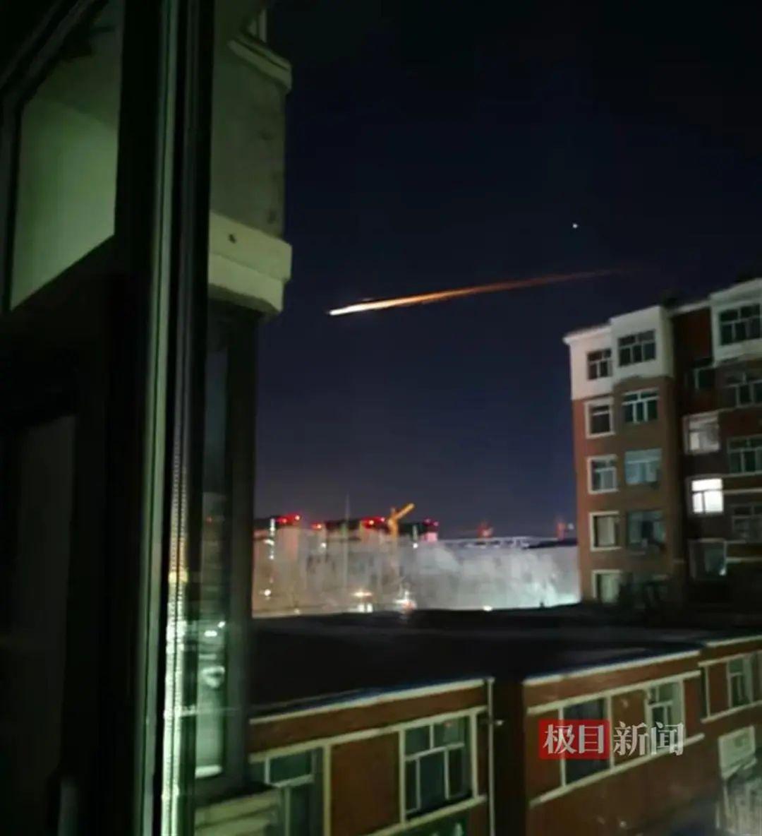 多地居民午夜目击“不明飞行物”：比星星亮，带火的尾巴划破天空