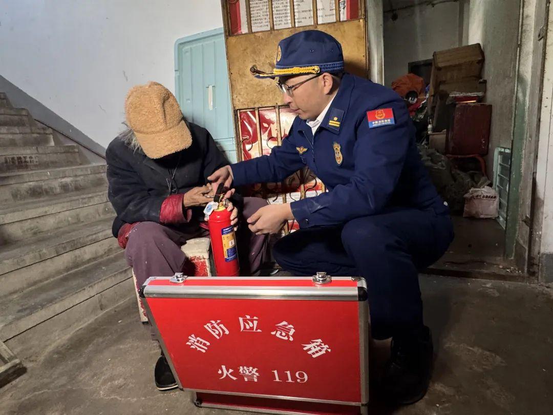 老人退休金超9000家中却垃圾成山！原因心酸……