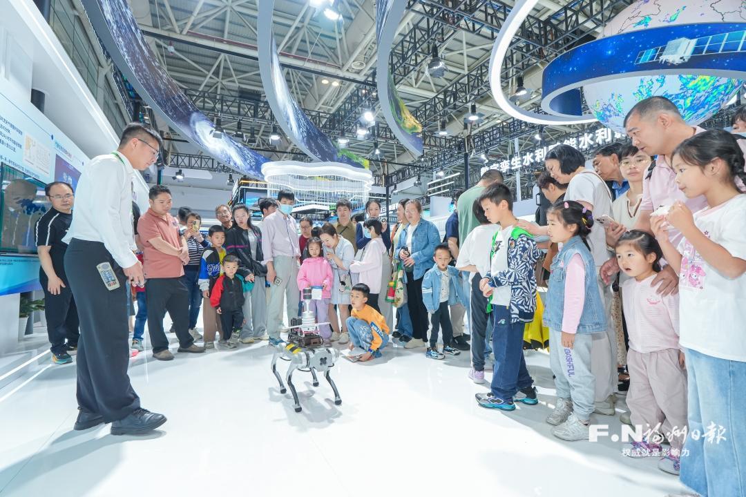 “五一”假期，市民游客玩转数字峰会现场体验区