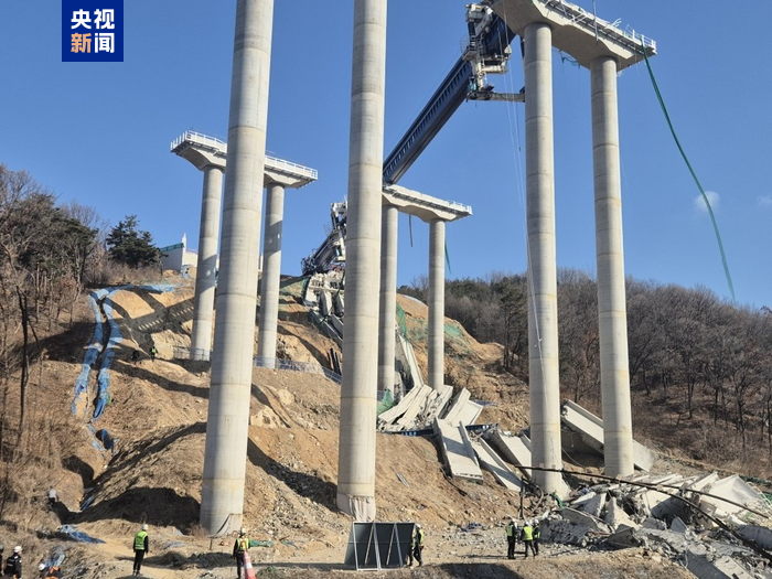 韩国一高速公路在建桥梁倒塌 致3死5伤