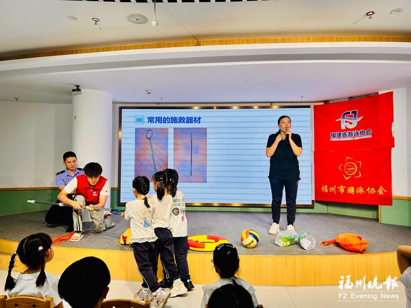 台江警方创新形式“讲”安全