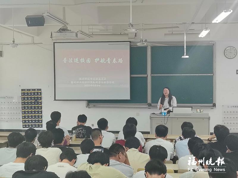 市城管委普法进校园 解读垃圾分类等法规