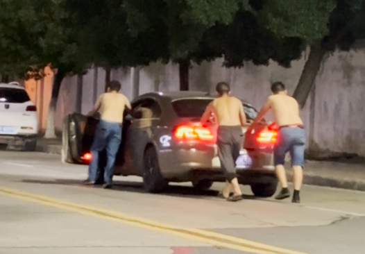 三名男子酒后路上推车数百米回家，算酒驾吗？交警回应