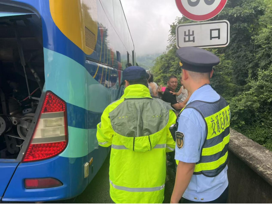 京台高速大巴故障滞留 福州多部门协作半小时接力转运39名滞留乘客