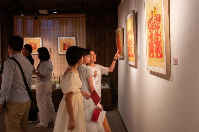 “剪艺传薪”非遗进校园剪纸艺术展在榕举行
