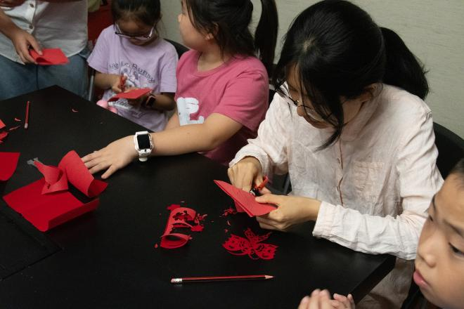 “剪艺传薪”非遗进校园剪纸艺术展在榕举行