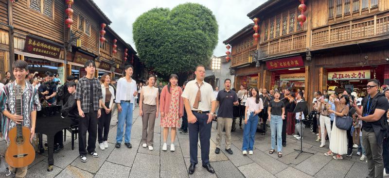 第十三届海峡青年荟·“烽火同声——纪念抗战胜利暨台湾光复80周年两岸青年合唱快闪活动”在福州举行