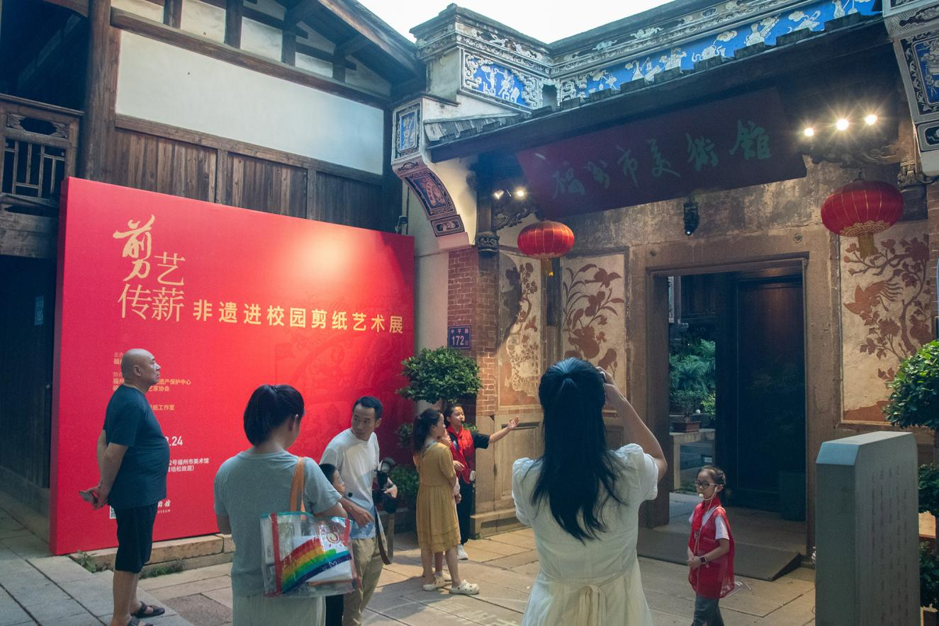“剪艺传薪”非遗进校园剪纸艺术展在榕举行