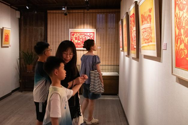 “剪艺传薪”非遗进校园剪纸艺术展在榕举行
