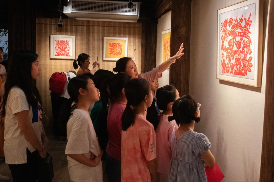“剪艺传薪”非遗进校园剪纸艺术展在榕举行
