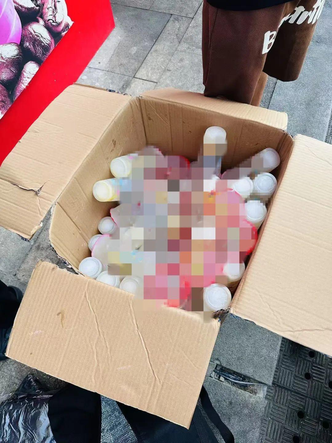 男子背40公斤蜜雪冰城上武功山售卖