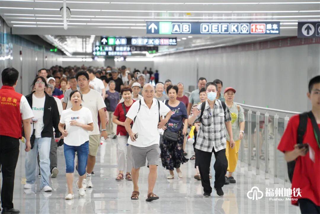 市民热情试乘！滨海快线人气爆棚！明后两天这样乘车更方便