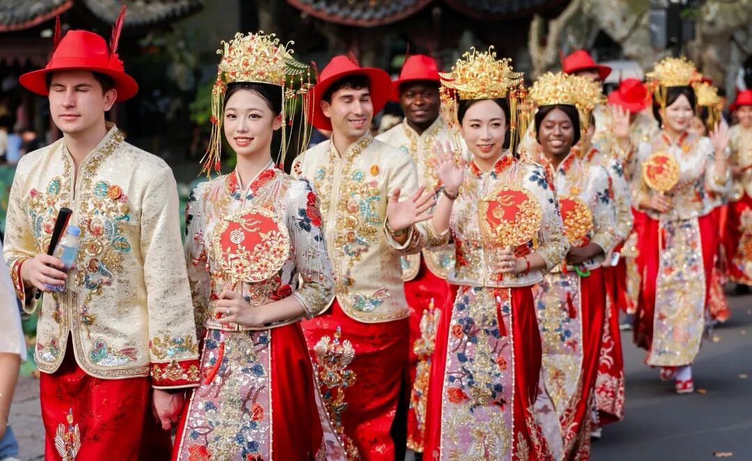 第27届（2025）西湖情五粮液玫瑰婚典浪漫上演 国内外百对新人谱写和美乐章
